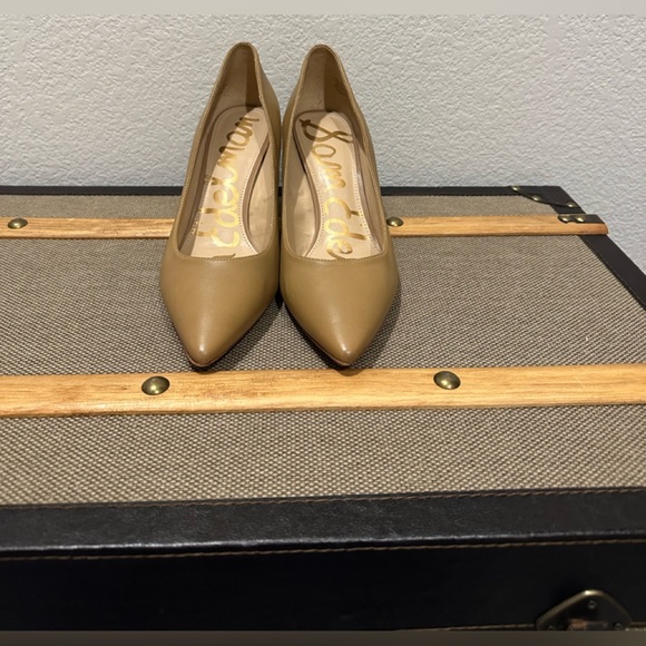 Sam Edelman Leather Pump. - Picture 1 of 4